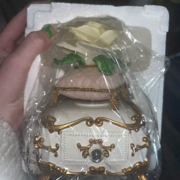 Avon Other - *BNIB* Eternal Rose Music Box